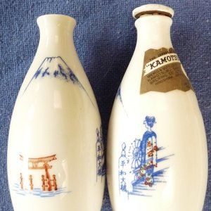 2 sake bottles Japanese vintage porcelain 1940s